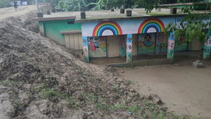প্রতিরক্ষা বাঁধে বিপদে বিদ্যালয়
