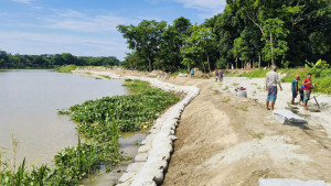 সাড়া দেয়নি সরকারি দপ্তর ভাঙন রোধে স্বেচ্ছাশ্রম