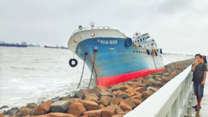 উপকূলজুড়ে দুর্ভোগ পাহাড়-বাঁধে ধস