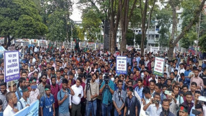 চেয়ারম্যানকে না সরালে অভিযোগ কেন্দ্রের  মোবাইল ফেরত 