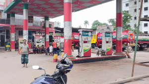 মাদারীপুরে ফিলিং স্টেশনে জ্বালানি তেল বিক্রি বন্ধ, বিপাকে ক্রেতারা