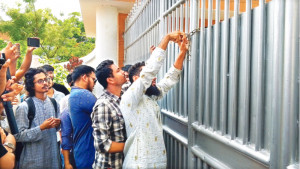 ববি উপাচার্যের বাসভবনে তালা শিক্ষার্থীদের