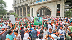ইশরাককে মেয়র পদে বসানোর দাবিতে নগর ভবন ঘেরাও