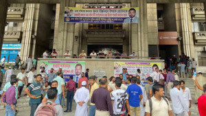 অবরুদ্ধ নগর ভবন, আন্দোলনে অনড় ইশরাক সমর্থকরা