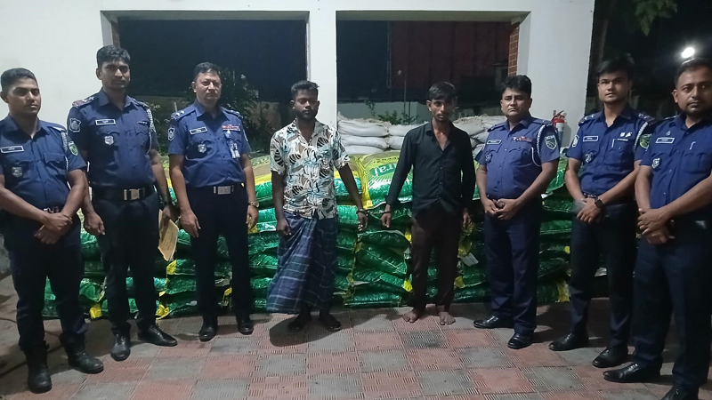 ঈদ সামনে রেখে তৎপর চোরাচালান চক্র, পণ্যসহ আটক ২ ঈদ সামনে রেখে তৎপর চোরাচালান চক্র, পণ্যসহ আটক ২