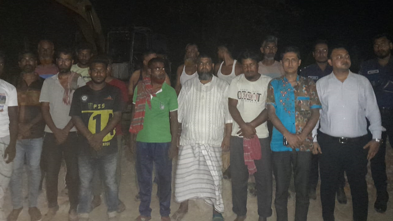 পাবনায় অবৈধভাবে ফসলি জমির মাটি কাটার অভিযোগে আটক ১৪ পাবনায় অবৈধভাবে ফসলি জমির মাটি কাটার অভিযোগে আটক ১৪