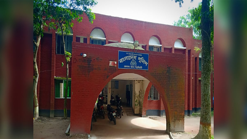 অভিযানে গিয়ে হামলার শিকার ডিবি পুলিশের ৬ সদস্য অভিযানে গিয়ে হামলার শিকার ডিবি পুলিশের ৬ সদস্য