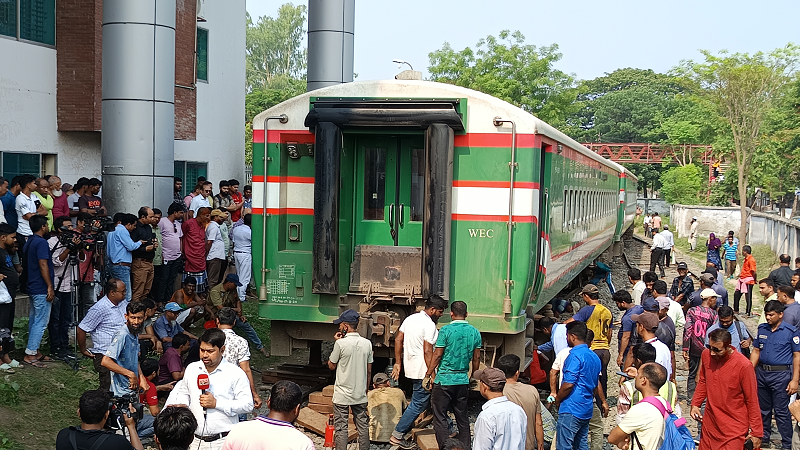 রাজশাহীতে ঢাকাগামী ‘বনলতা এক্সপ্রেস’ লাইনচ্যুত রাজশাহীতে ঢাকাগামী ‘বনলতা এক্সপ্রেস’ লাইনচ্যুত