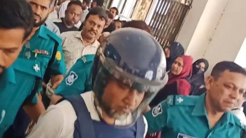 হত্যাচেষ্টা মামলায় গ্রেপ্তার দেখানোর পর বিচারককে ৩ বার ‘ধন্যবাদ’ বললেন তাপস হত্যাচেষ্টা মামলায় গ্রেপ্তার দেখানোর পর বিচারককে ৩ বার ‘ধন্যবাদ’ বললেন তাপস