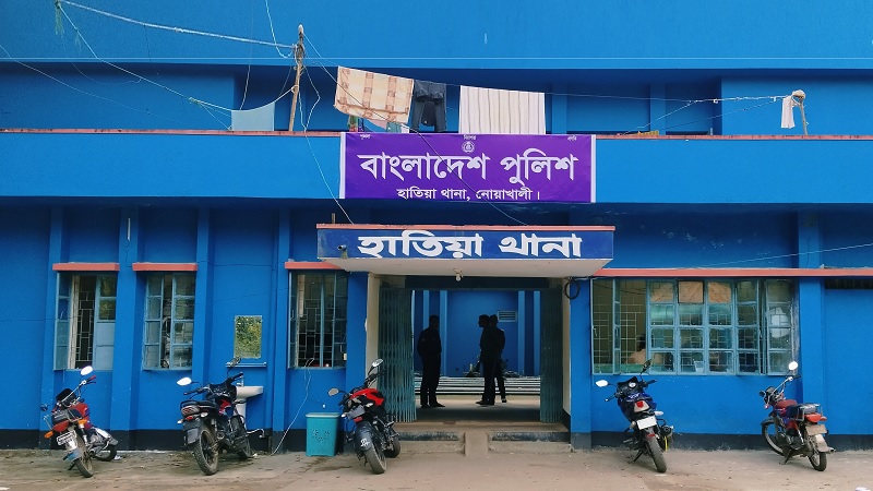 হাতিয়ায় জবরদখলে বাধা দেওয়ায় পুলিশের ওপর হামলা, আহত ২ হাতিয়ায় জবরদখলে বাধা দেওয়ায় পুলিশের ওপর হামলা, আহত ২