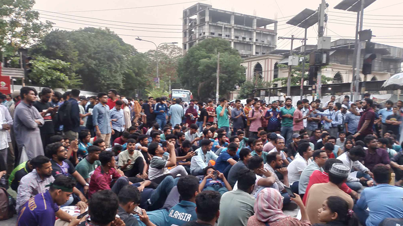 ৮ ঘণ্টা ধরে কাকরাইলে আন্দোলনে জবি শিক্ষার্থীরা, মেলেনি সাড়া ৮ ঘণ্টা ধরে কাকরাইলে আন্দোলনে জবি শিক্ষার্থীরা, মেলেনি সাড়া
