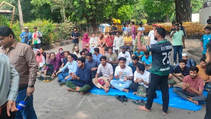 কাকরাইল মোড়ে জড়ো হয়েছেন জবি শিক্ষক-শিক্ষার্থীরা, দুপুরে গণঅনশন কাকরাইল মোড়ে জড়ো হয়েছেন জবি শিক্ষক-শিক্ষার্থীরা, দুপুরে গণঅনশন