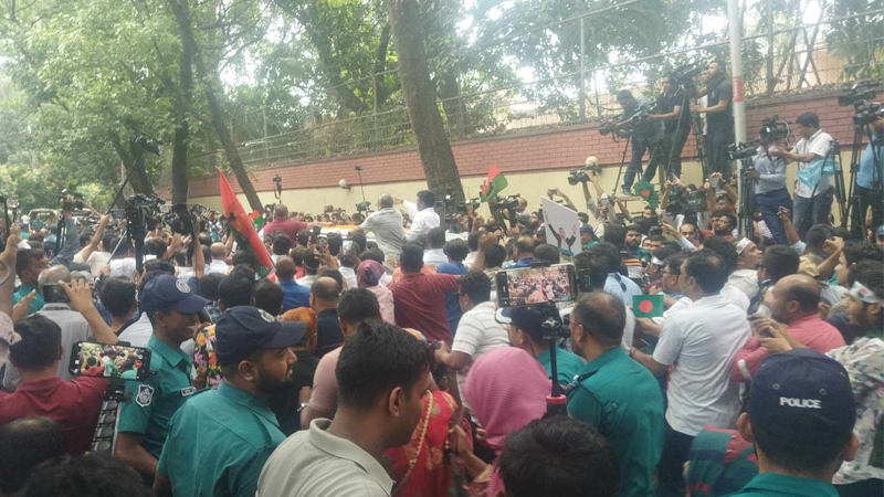 গুলশানের বাসা ‘ফিরোজা’য় পৌঁছালেন খালেদা জিয়া গুলশানের বাসা ‘ফিরোজা’য় পৌঁছালেন খালেদা জিয়া