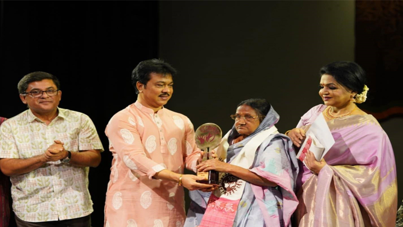 নৃত্যাঞ্চল পদক পেলেন কুমকুম রানী নৃত্যাঞ্চল পদক পেলেন কুমকুম রানী