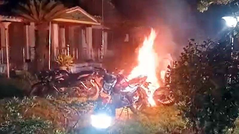 জিএম কাদেরের বাসায় হামলা: মামলা নিতে গড়িমসির অভিযোগ ওসির বিরুদ্ধে জিএম কাদেরের বাসায় হামলা: মামলা নিতে গড়িমসির অভিযোগ ওসির বিরুদ্ধে