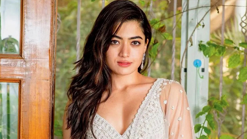 দুটি চরিত্র বিপরীত হলেও এক সুতোয় বাঁধা: রাশমিকা দুটি চরিত্র বিপরীত হলেও এক সুতোয় বাঁধা: রাশমিকা