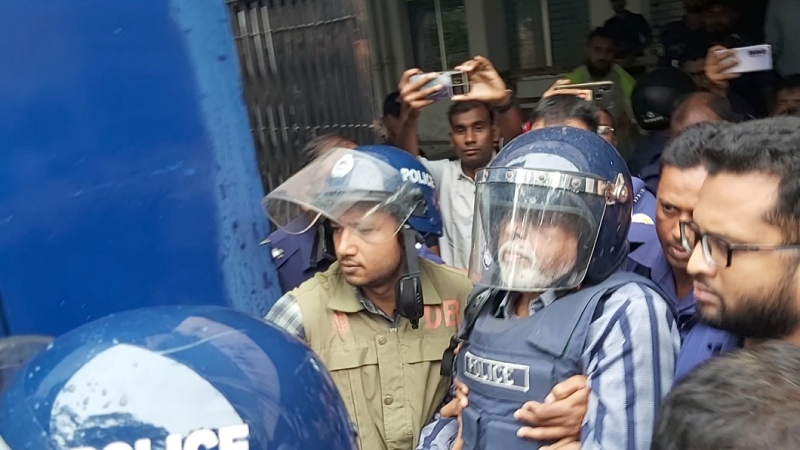 আদালতে সাবেক খাদ্য উপমন্ত্রী ধীরেন্দ্র দেবনাথকে লক্ষ্য করে ডিম নিক্ষেপ আদালতে সাবেক খাদ্য উপমন্ত্রী ধীরেন্দ্র দেবনাথকে লক্ষ্য করে ডিম নিক্ষেপ