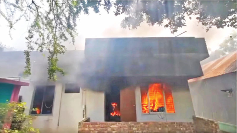 রায়গঞ্জে ব্যক্তিগত বন্দিশালা ভাঙচুর, আগুন বিক্ষুব্ধদের রায়গঞ্জে ব্যক্তিগত বন্দিশালা ভাঙচুর, আগুন বিক্ষুব্ধদের