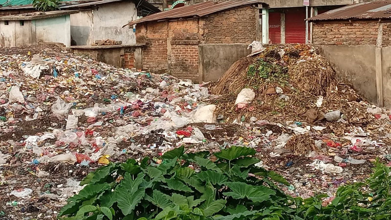 শমশেরনগর বাজার ময়লার স্তূপে বন্ধ নালার মুখ শমশেরনগর বাজার ময়লার স্তূপে বন্ধ নালার মুখ