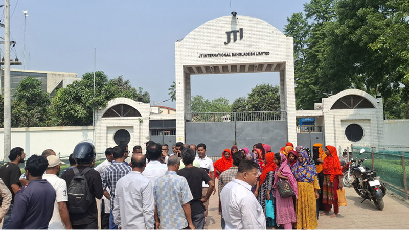 কারখানায় ঢুকতে বাধা দিলেন বিএনপিকর্মীরা কারখানায় ঢুকতে বাধা দিলেন বিএনপিকর্মীরা