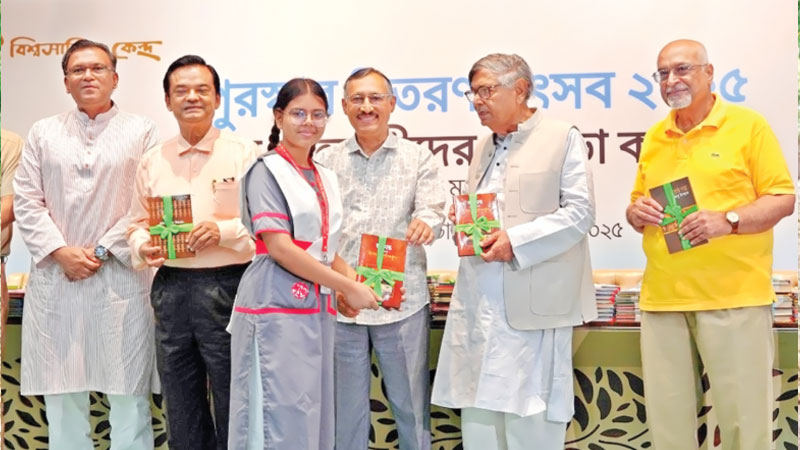নতুন বই উপহার পেয়ে উচ্ছ্বসিত শিক্ষার্থীরা নতুন বই উপহার পেয়ে উচ্ছ্বসিত শিক্ষার্থীরা