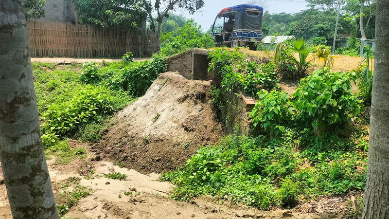 সেতু-কালভার্ট বন্ধ করে বাড়ি চাষাবাদ ঝুঁকিতে সেতু-কালভার্ট বন্ধ করে বাড়ি চাষাবাদ ঝুঁকিতে