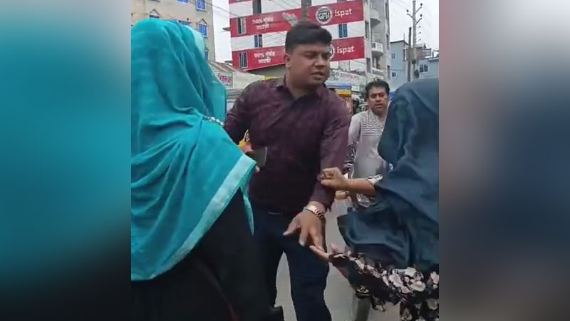 দালালদের নিয়ে প্রতিবেদন সাংবাদিকের ওপর হামলা দালালদের নিয়ে প্রতিবেদন সাংবাদিকের ওপর হামলা