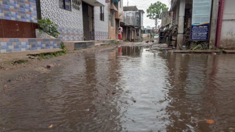 জলাবদ্ধতায় ধুঁকছে শেরপুর বাজারের লক্ষাধিক মানুষ জলাবদ্ধতায় ধুঁকছে শেরপুর বাজারের লক্ষাধিক মানুষ