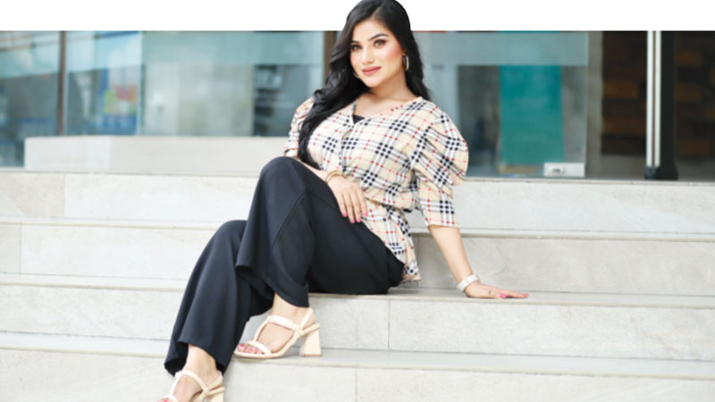 আত্মবিশ্বাসে হাই হিল আত্মবিশ্বাসে হাই হিল