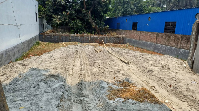 বালু ফেলে সরকারি জমি দখল, প্রশাসন নির্বিকার বালু ফেলে সরকারি জমি দখল, প্রশাসন নির্বিকার