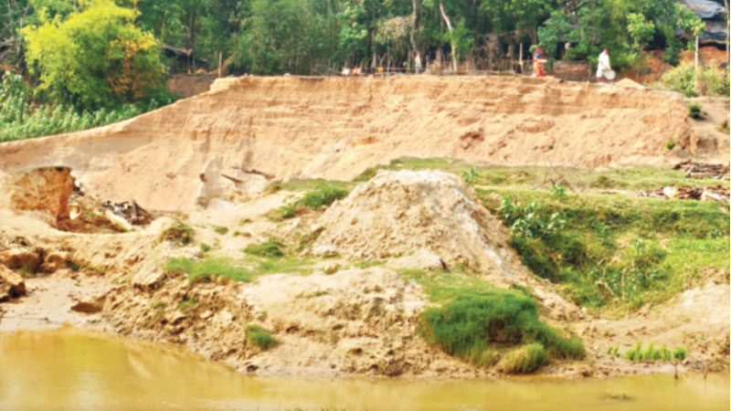 চকরিয়ায় বালুর ইজারা নিয়ে কাটা হচ্ছে পাহাড় চকরিয়ায় বালুর ইজারা নিয়ে কাটা হচ্ছে পাহাড়