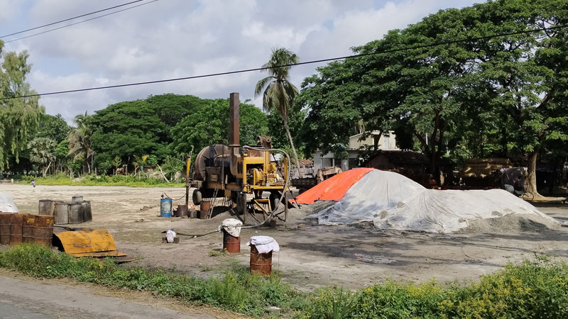 স্কুলমাঠে সড়ক নির্মাণের সরঞ্জাম খেলাধুলায় বিঘ্ন স্কুলমাঠে সড়ক নির্মাণের সরঞ্জাম খেলাধুলায় বিঘ্ন
