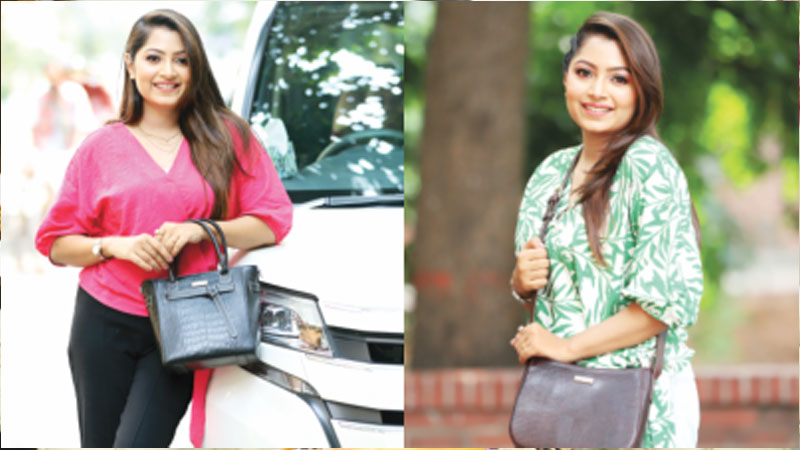 কাঁধে বাহারি ব্যাগ কাঁধে বাহারি ব্যাগ