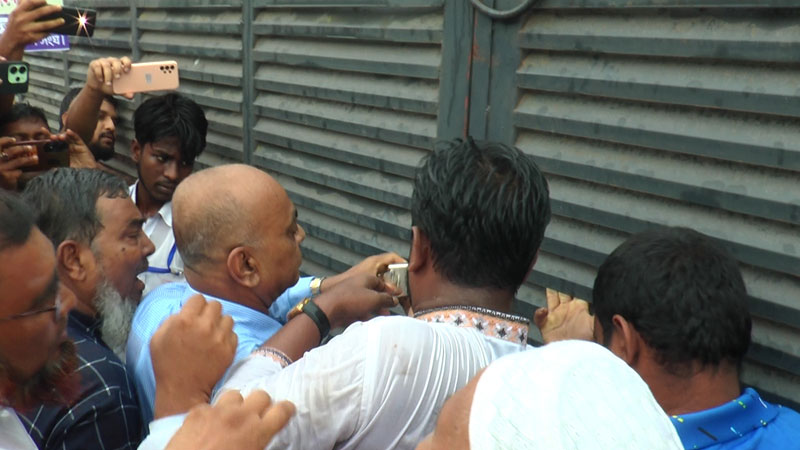 ইন্ট্রাকোর ভোলা ডিপোতে তালা বিক্ষোভকারীদের ইন্ট্রাকোর ভোলা ডিপোতে তালা বিক্ষোভকারীদের