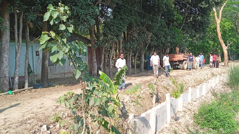 রাস্তার ভাঙন রোধে চার গ্রামের মানুষের পাশে জনপ্রতিনিধি রাস্তার ভাঙন রোধে চার গ্রামের মানুষের পাশে জনপ্রতিনিধি