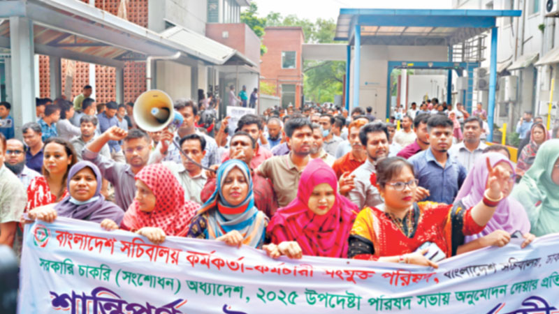 আন্দোলনের মধ্যেই ফিরেছে চাকরিচ্যুতির বিশেষ বিধান আন্দোলনের মধ্যেই ফিরেছে চাকরিচ্যুতির বিশেষ বিধান