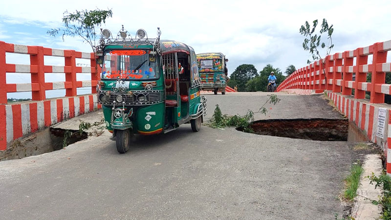 সেতুর অ্যাপ্রোচে বড় গর্ত ঝুঁকি নিয়ে যান চলাচল সেতুর অ্যাপ্রোচে বড় গর্ত ঝুঁকি নিয়ে যান চলাচল