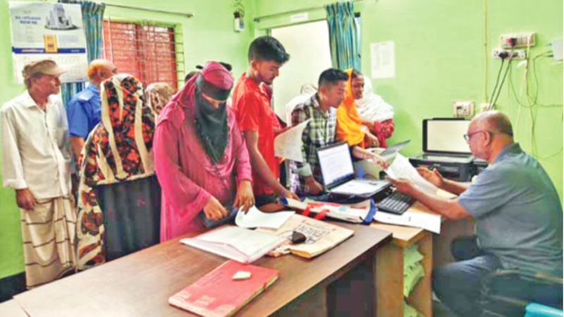 চেয়ারম্যানদের বাড়িতে ইউপি কার্যালয় চেয়ারম্যানদের বাড়িতে ইউপি কার্যালয়