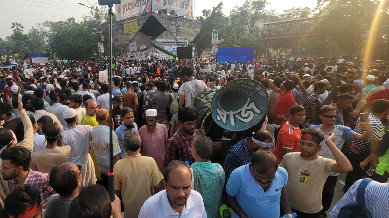 শাহবাগে গণজমায়েত চলছে শাহবাগে গণজমায়েত চলছে