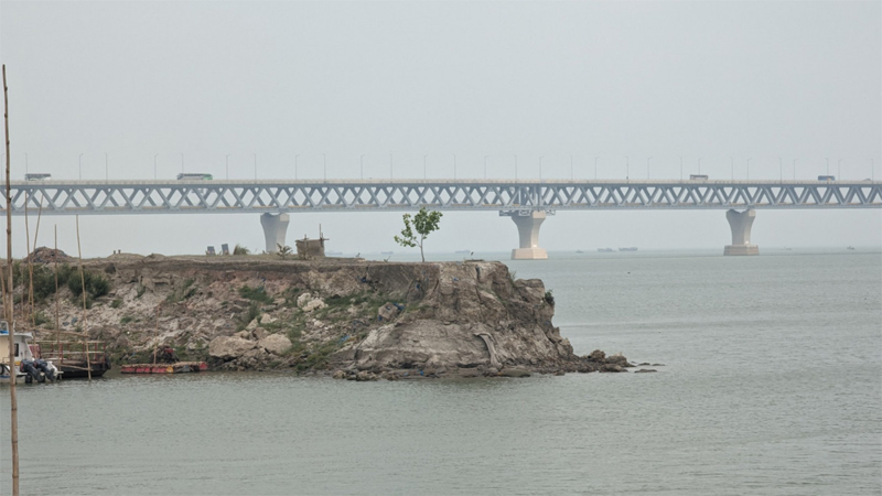 তলদেশের মাটি সরে ভাঙন ঝুঁকিতে সড়ক, ৬০০ বাড়ি তলদেশের মাটি সরে ভাঙন ঝুঁকিতে সড়ক, ৬০০ বাড়ি