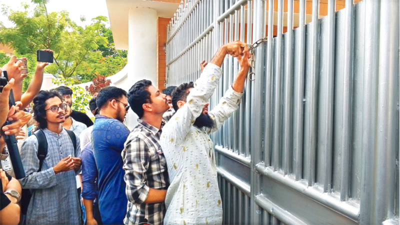 ববি উপাচার্যের বাসভবনে তালা শিক্ষার্থীদের ববি উপাচার্যের বাসভবনে তালা শিক্ষার্থীদের