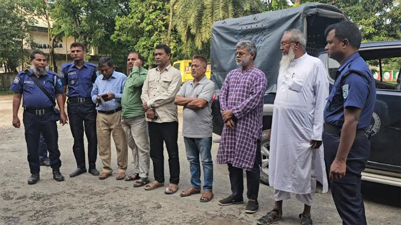 গাইবান্ধায় আইনশৃঙ্খলা সভা শেষে ৬ ইউপি চেয়ারম্যানকে আটক গাইবান্ধায় আইনশৃঙ্খলা সভা শেষে ৬ ইউপি চেয়ারম্যানকে আটক
