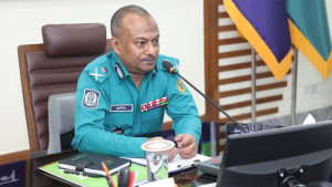 অস্ত্রধারী সন্ত্রাসীদের এসএমজি দিয়ে ব্রাশফায়ারের নির্দেশ সিএমপি কমিশনারের