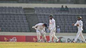 অলআউট আইরিশরা, ফলোঅন করায়নি বাংলাদেশ