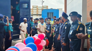 ফুল হাতে খুলনার নতুন কারাগারে বন্দিরা