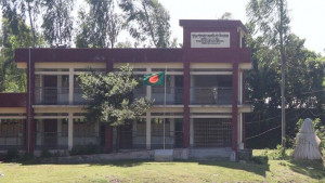 স্কুলের রাস্তা বন্ধ করে স্থাপনা, শিক্ষক-শিক্ষার্থীদের ভোগান্তি