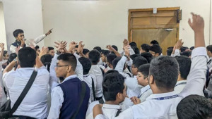 ঢাকা কলেজে স্কুলিং কাঠামোর বিরুদ্ধে শিক্ষার্থীদের বিক্ষোভ
