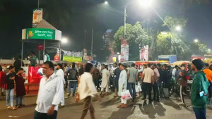 ঝুঁকিপূর্ণ হল সংস্কারের দাবিতে ঢাকা কলেজের শিক্ষার্থীদের অবরোধ