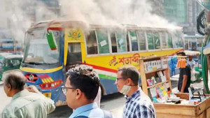 মিরপুরে সনি সিনেমা হলের সামনে বাসে আগুন