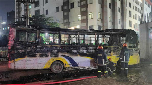 আশুলিয়ায় সড়কের পাশে পার্কিং করা বাসে আগুন
